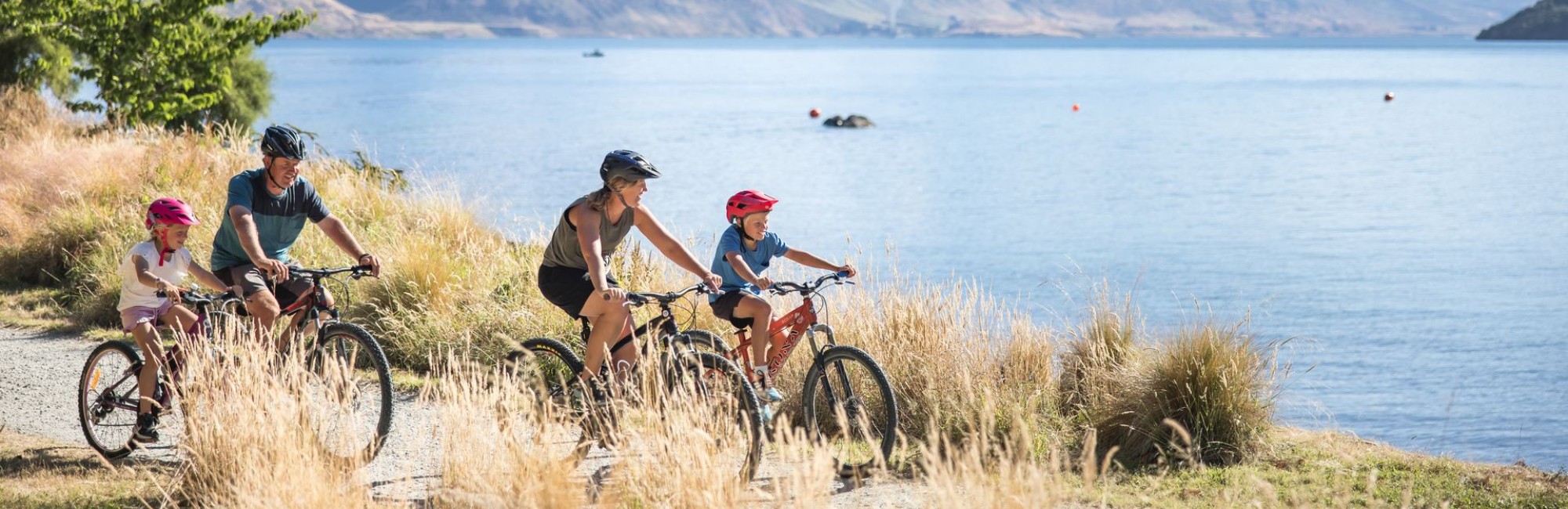 516553 family biking queenstown gardens web 1920px